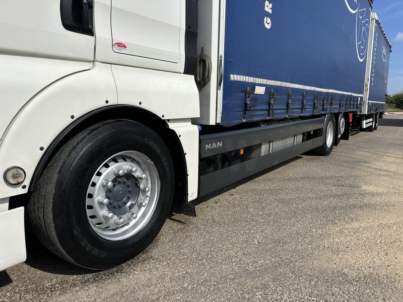 vrachtwagen met aanhanger MAN TGX