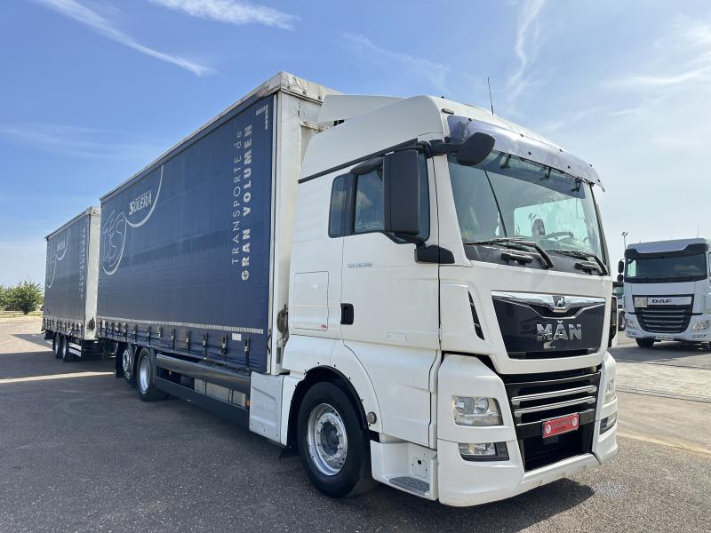 vrachtwagen met aanhanger MAN TGX