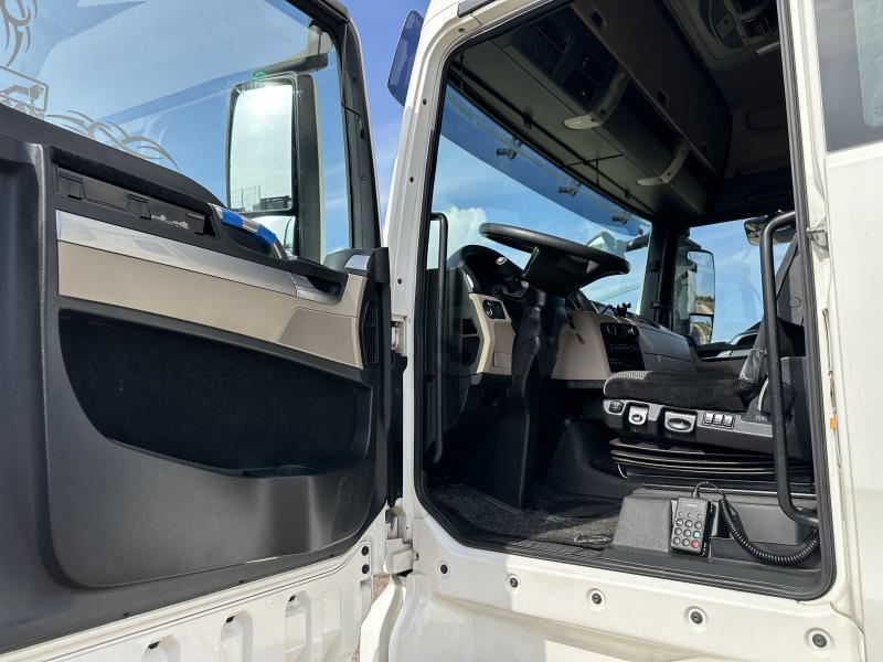 vrachtwagen met aanhanger MAN TGX