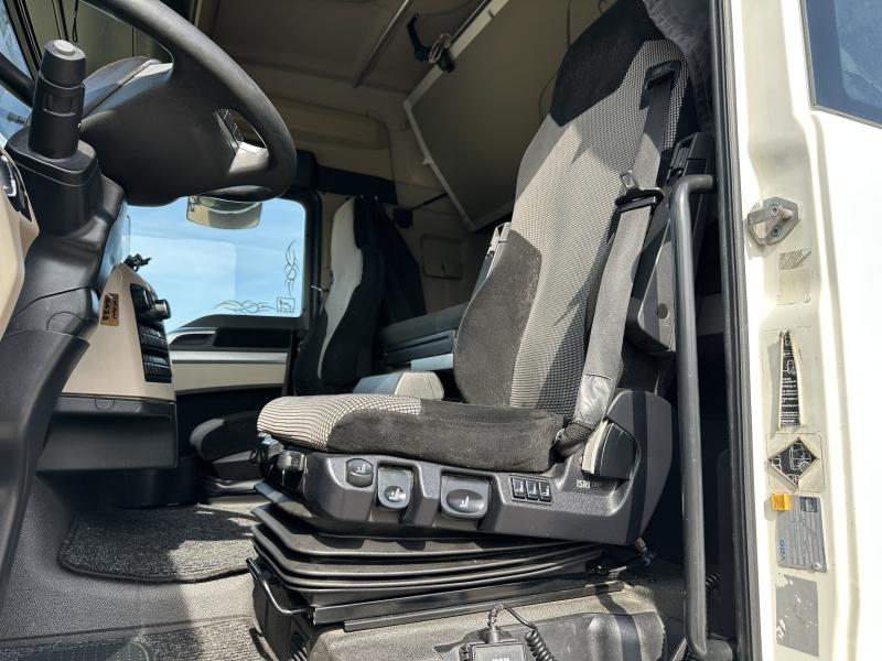 vrachtwagen met aanhanger MAN TGX