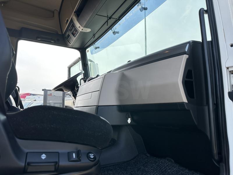 vrachtwagen met aanhanger MAN TGX