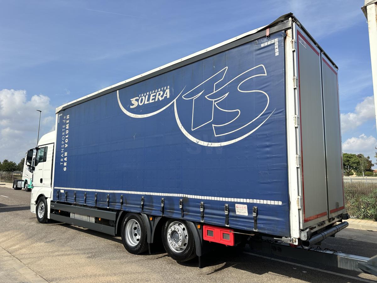 vrachtwagen met aanhanger MAN TGX