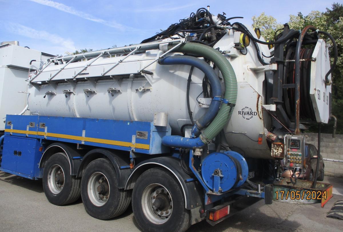 Komunalne Renault HYDROCUREUR l&#039;ensemble trr + SREM SAMRO HYDROCUREUR cuve 15m3