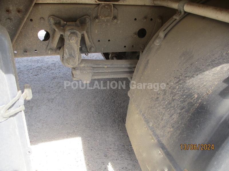 Camion Mercedes Atego 1317 porte engins ridelles rampes Plateau