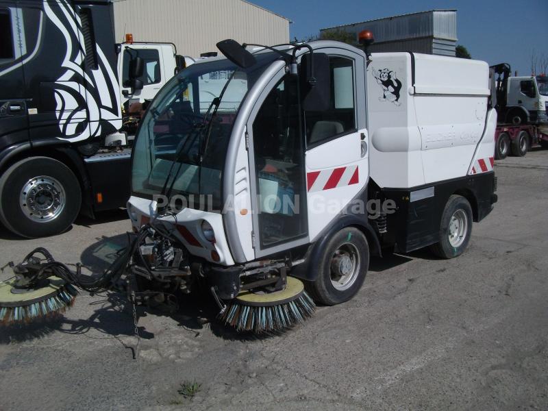 Engin de voirie EUROVOIRIE BUCHER CITY CAT TROIS BALAIS Camion balayeuse