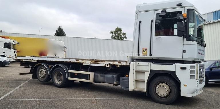 Camion Renault MAGNUM 480 DXL PORTE CONTAINER ESSIEU RELEVABLE Plateau