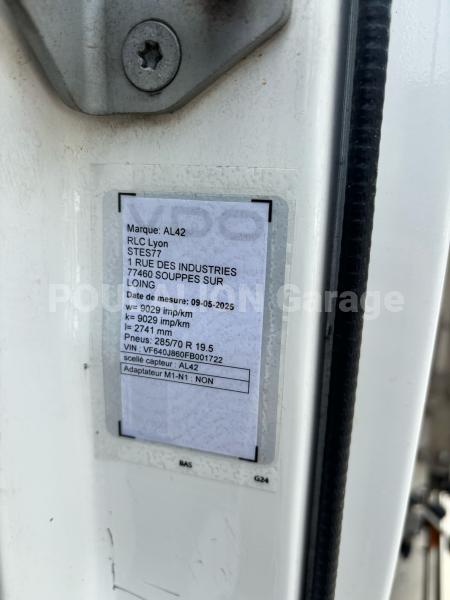 Camion Renault D 16 250 MAGYAR 10500L 4 CPTS Équipé d'un camera devant en cas d'occident Citerne Hydrocarbures