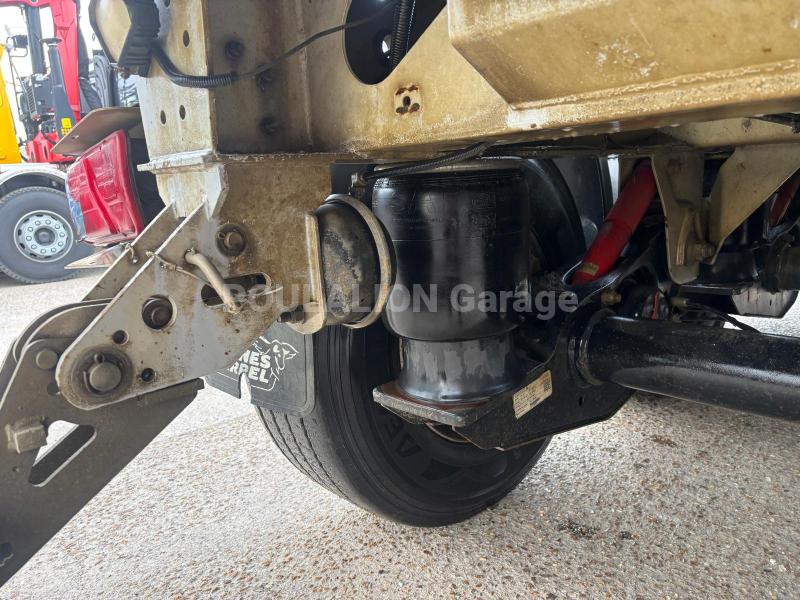 Semi-remorque Benalu 3 essieux,1-er essieu relevable Benne Benne TP