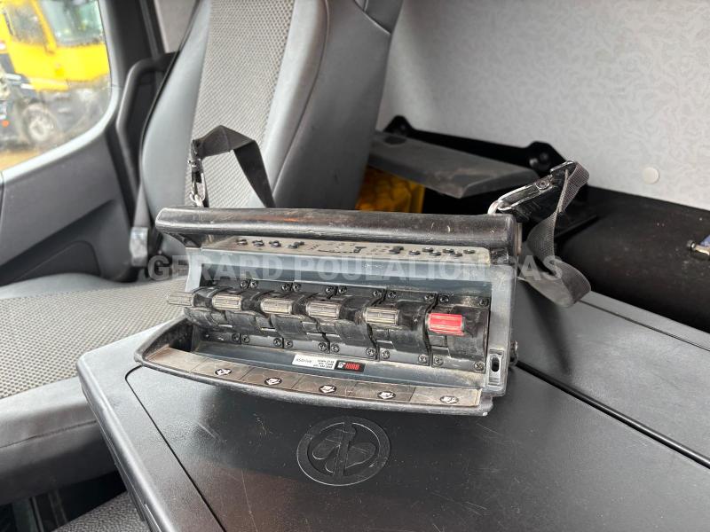 Camion Mercedes AROCS 5 3246 TLG-ENT 8x4 AVEC GRUE HIABX-325HIPRO RALENTISSEUR MOTEUR Plateau