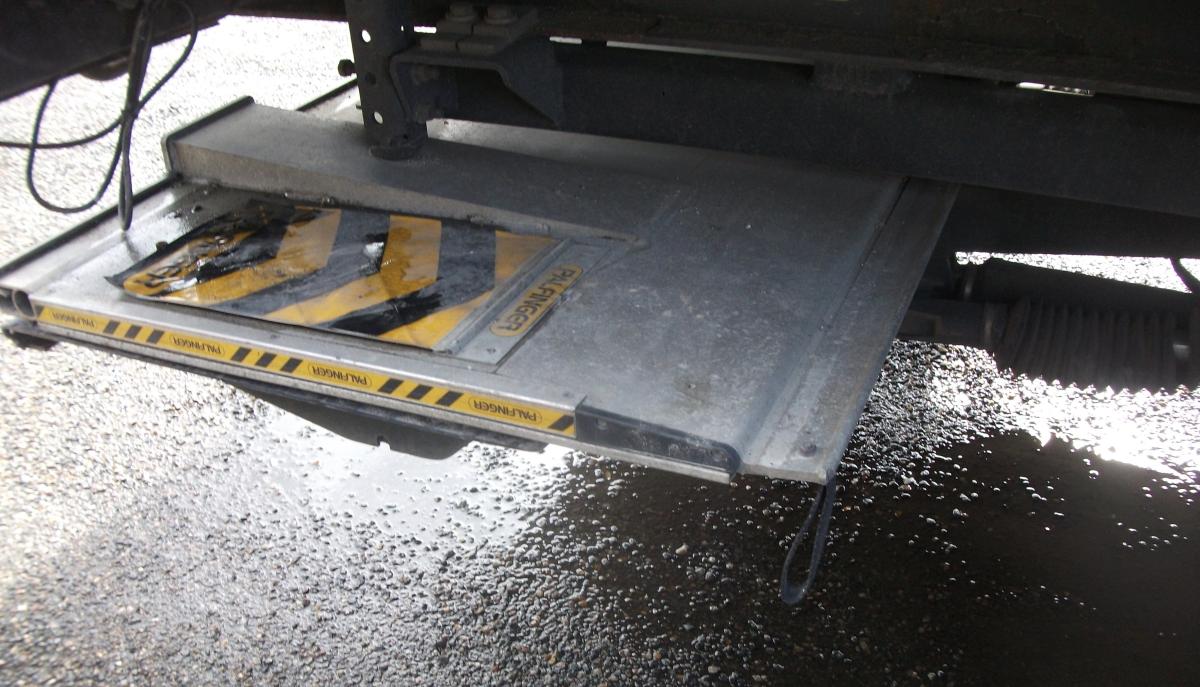 Semi-remorque Samro fourgon + HAYON PALFINGER