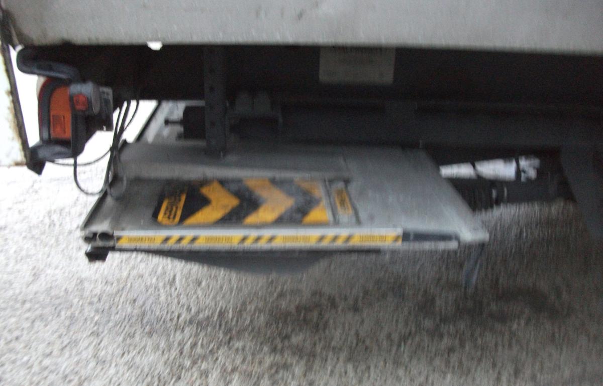 Semi-remorque Samro fourgon + HAYON PALFINGER