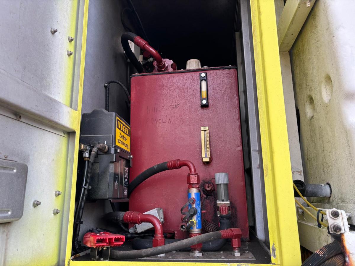 Engin de voirie Mercedes Atego 2628