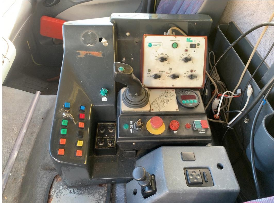 Engin de voirie Mercedes Atego 2628