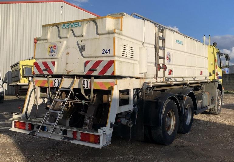 Engin de voirie Mercedes Atego 2628