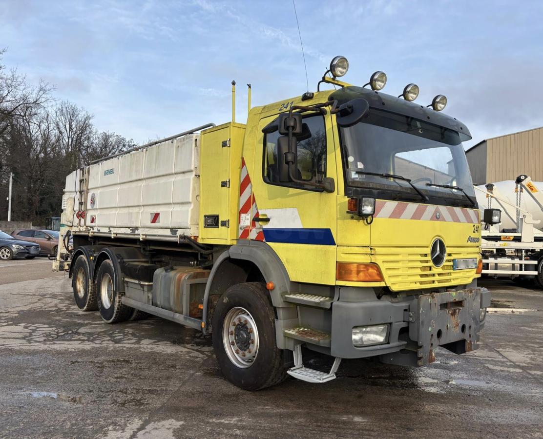 Engin de voirie Mercedes Atego 2628