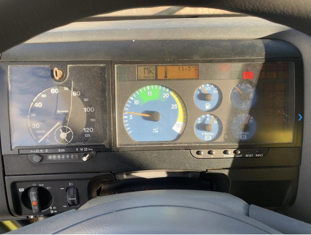 Engin de voirie Mercedes Atego 2628