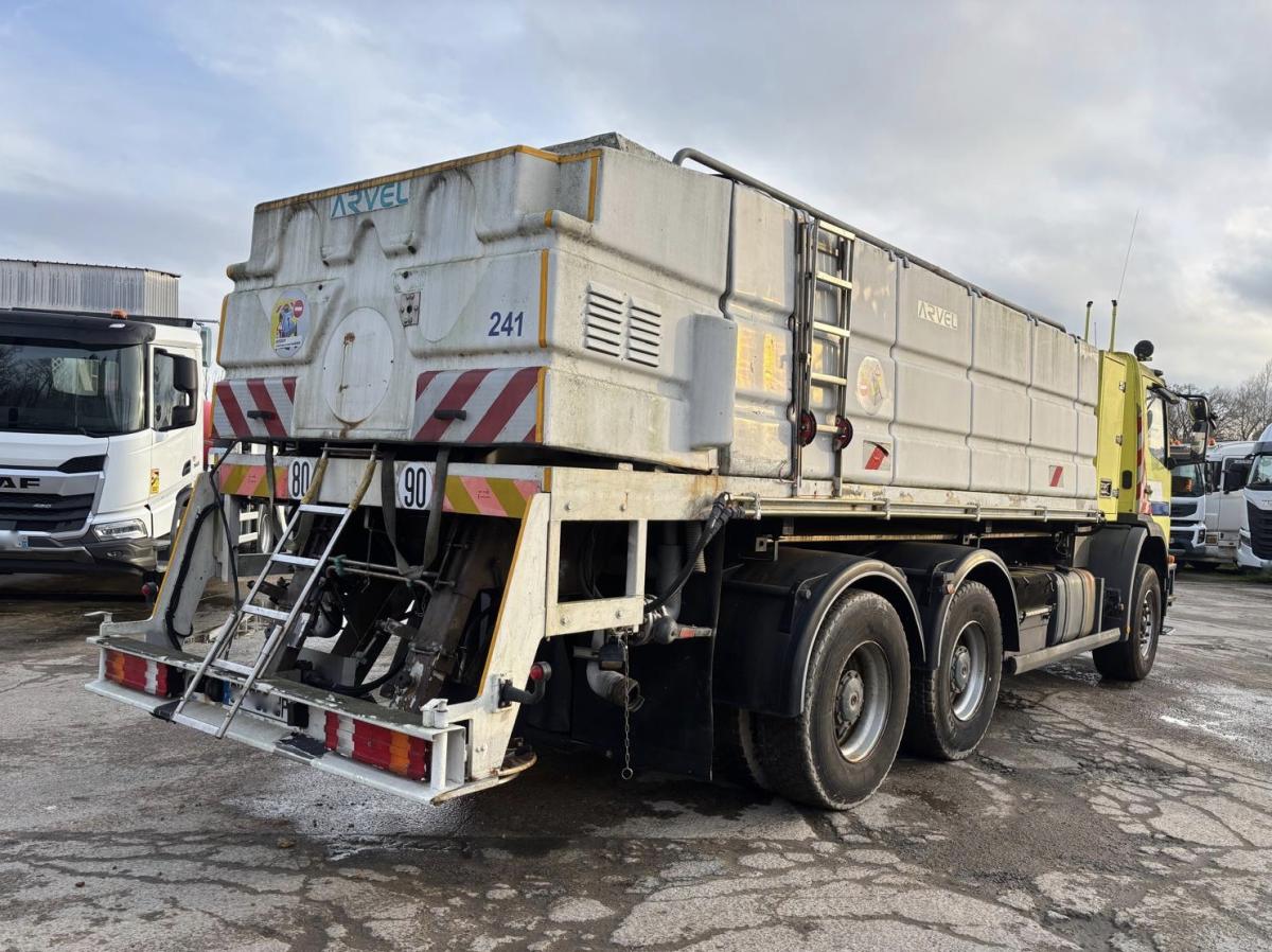 Engin de voirie Mercedes Atego 2628