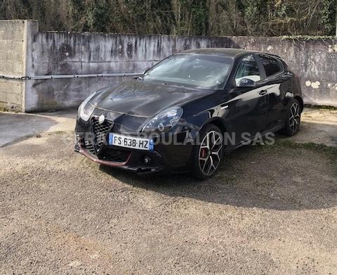 Voiture Alfa-Roméo Giulietta carrosserie esquintée Berline