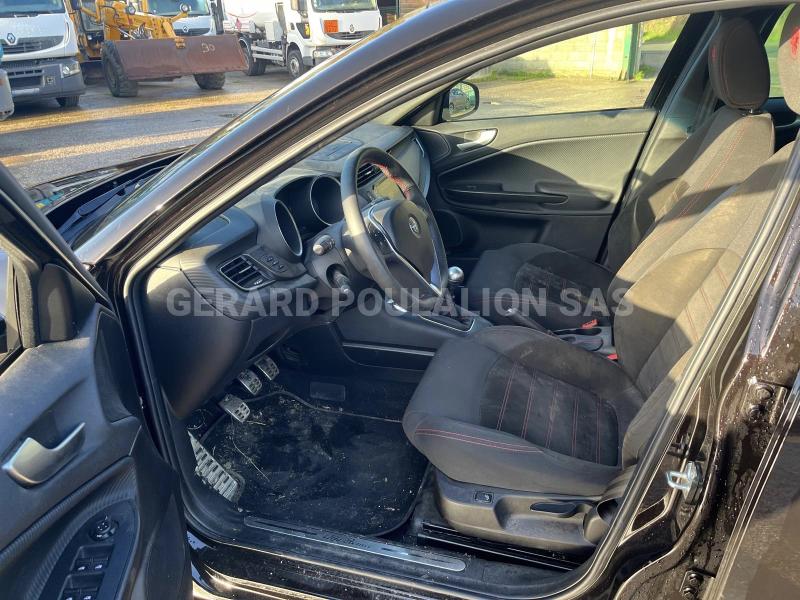 Voiture Alfa-Roméo Giulietta carrosserie esquintée Berline