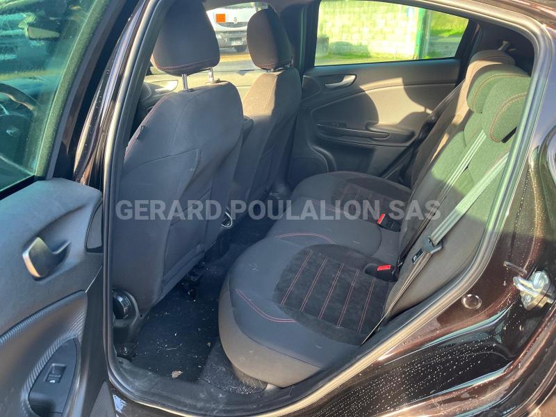 Voiture Alfa-Roméo Giulietta carrosserie esquintée Berline