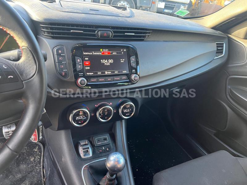 Voiture Alfa-Roméo Giulietta carrosserie esquintée Berline