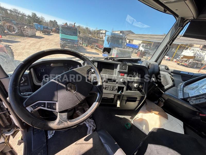 Tracteur Renault PR SREM MOTEUR À REFAIRE. AVEC LA CARTE GRISE.