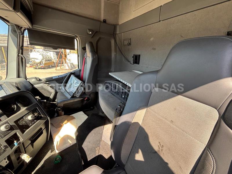 Tracteur Renault PR SREM MOTEUR À REFAIRE. AVEC LA CARTE GRISE.
