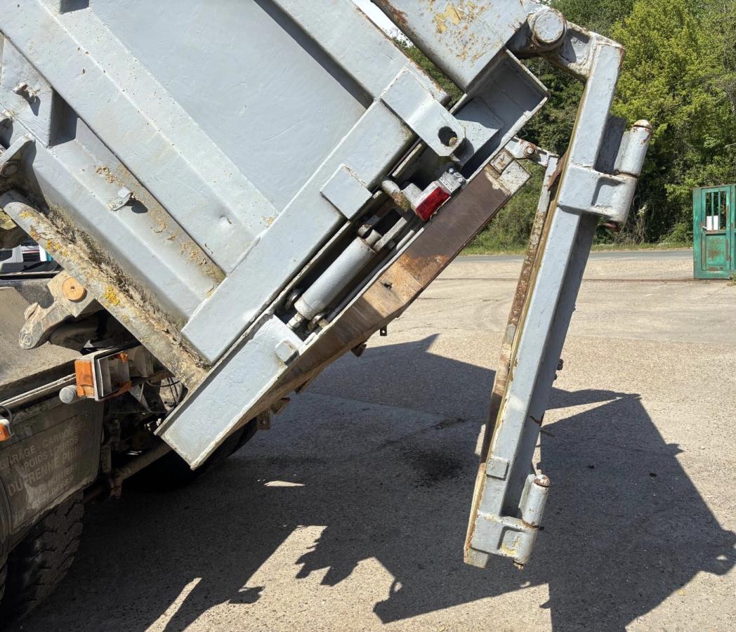 Camion MAN 33.322