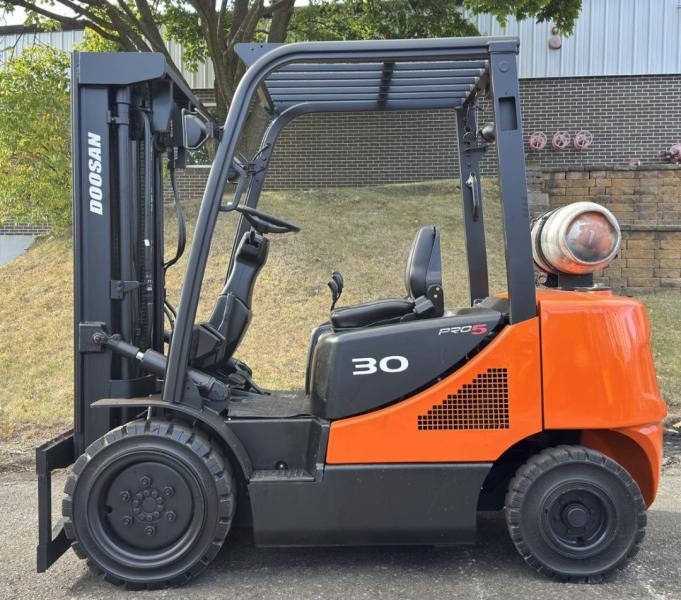 Carrelli elevatori Doosan Chariot élévateur 3t gaz DOOSAN