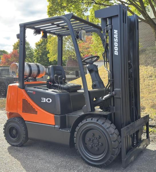 Gabelstapler  Doosan Chariot élévateur 3t gaz DOOSAN