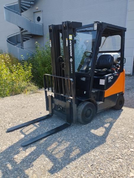 Carretillas elevadoras Doosan Chariot élévateur fenwick 2t gaz DOOSAN