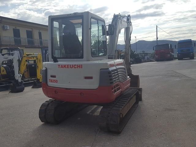 Escavadora Takeuchi TB 250