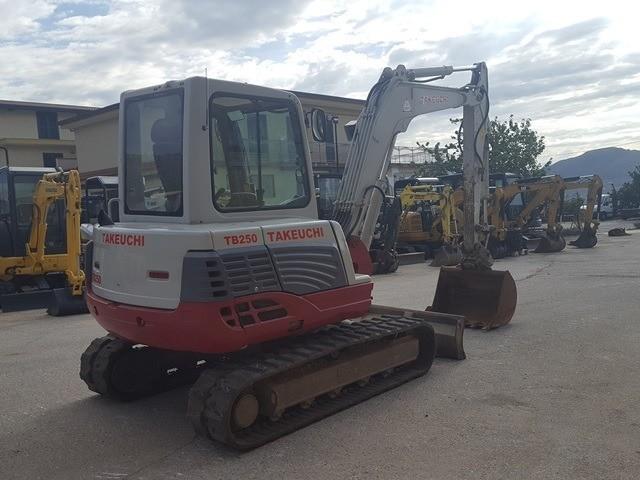 Escavadora Takeuchi TB 250