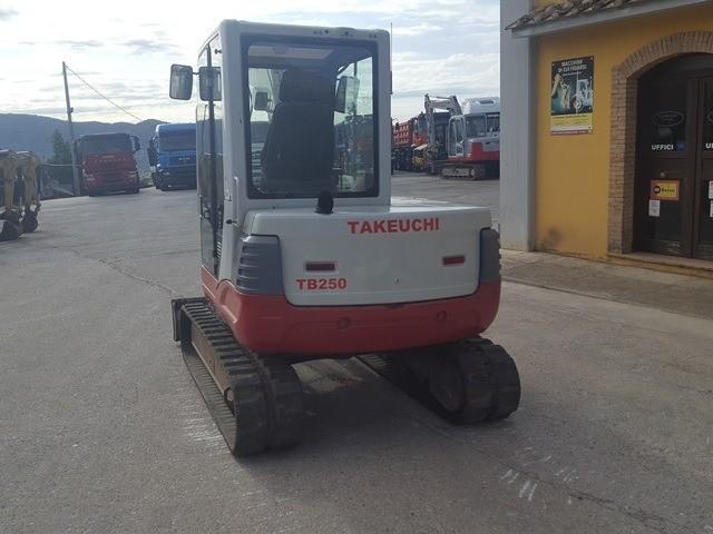 Escavadora Takeuchi TB 250