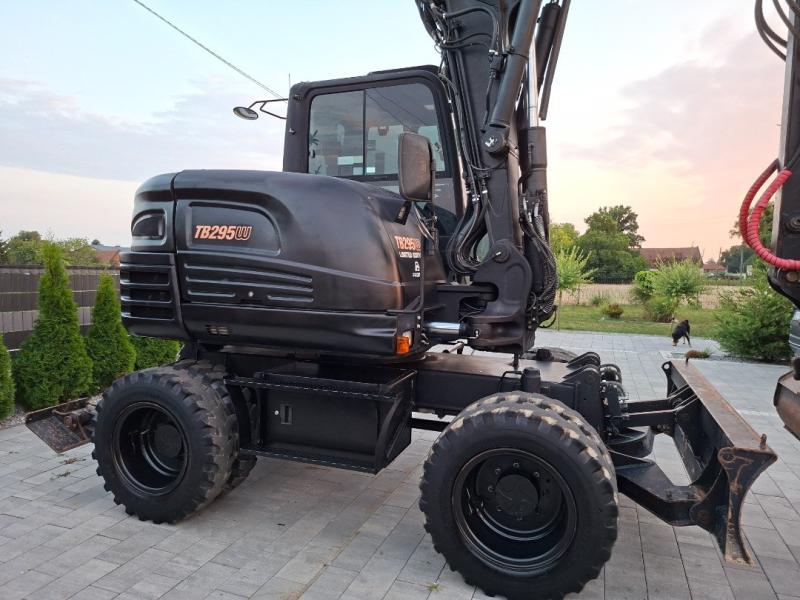 Pelle Takeuchi TB295W