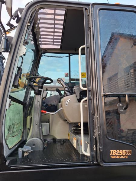 Pelle Takeuchi TB295W