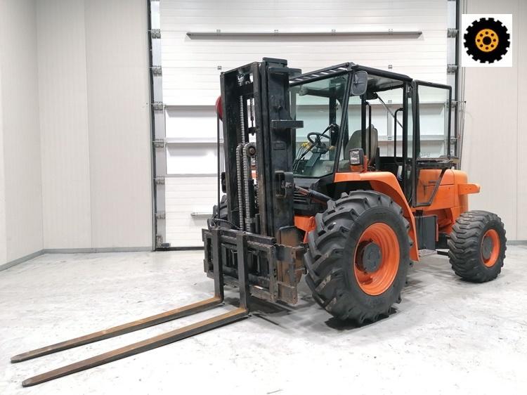 All-terrain forklift JCB 940