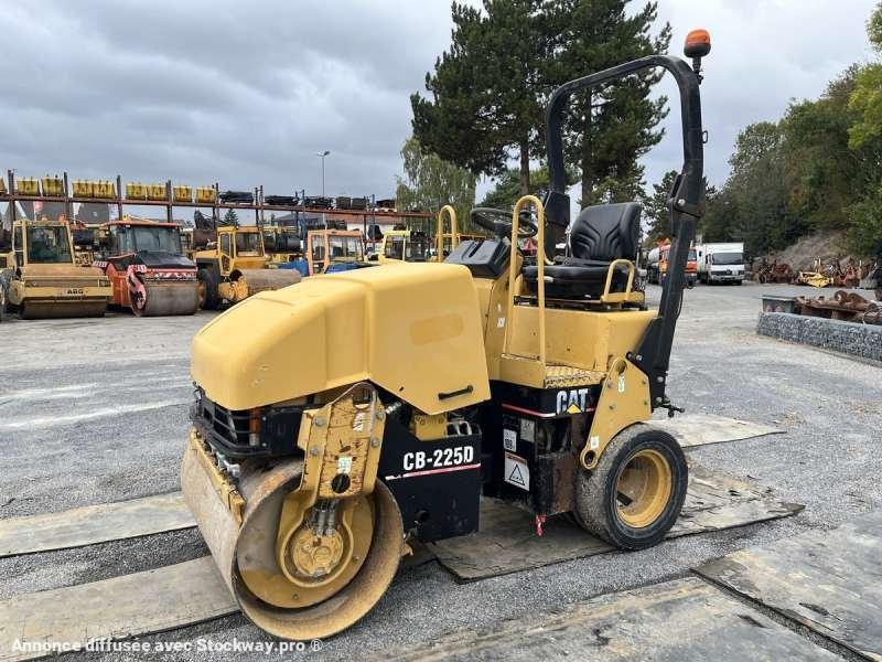 Photo Caterpillar Compacteur Mixte / Bille et pneus CB225D  image 3/41