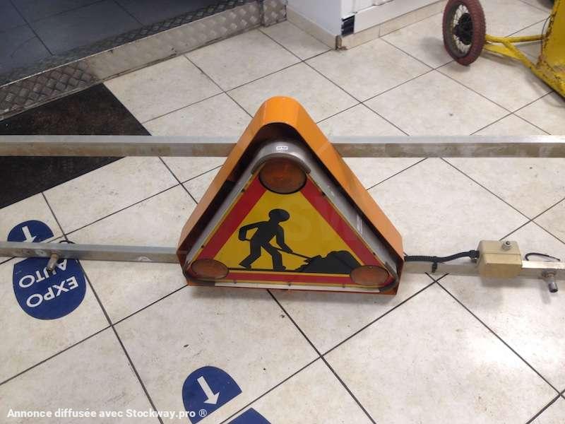 MERCURA TRIANGLE DE SIGNALISATION LUMINEUX 