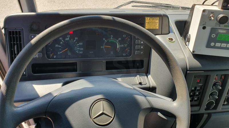 Engin de voirie Mercedes ECONIC 2628