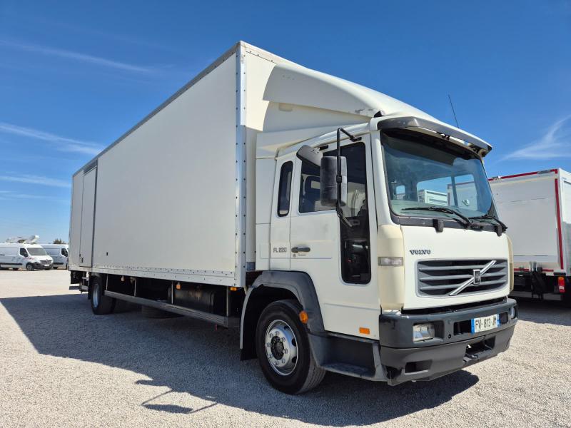 Camión Volvo FL 220