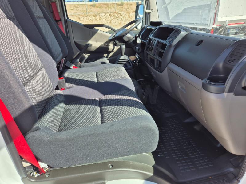 Furgoneta Renault Maxity 130.30DTI Vehículos especiales grúa de asistencia
