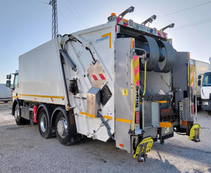 Engin de voirie Renault D-Series 320.26 Camion benne à ordures ménagères