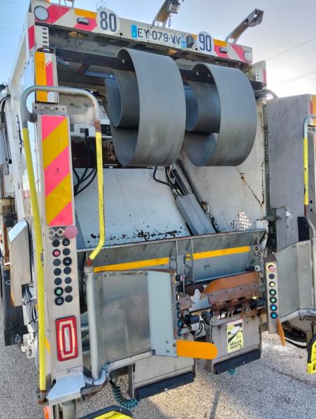 Engin de voirie Renault D-Series 320.26 Camion benne à ordures ménagères