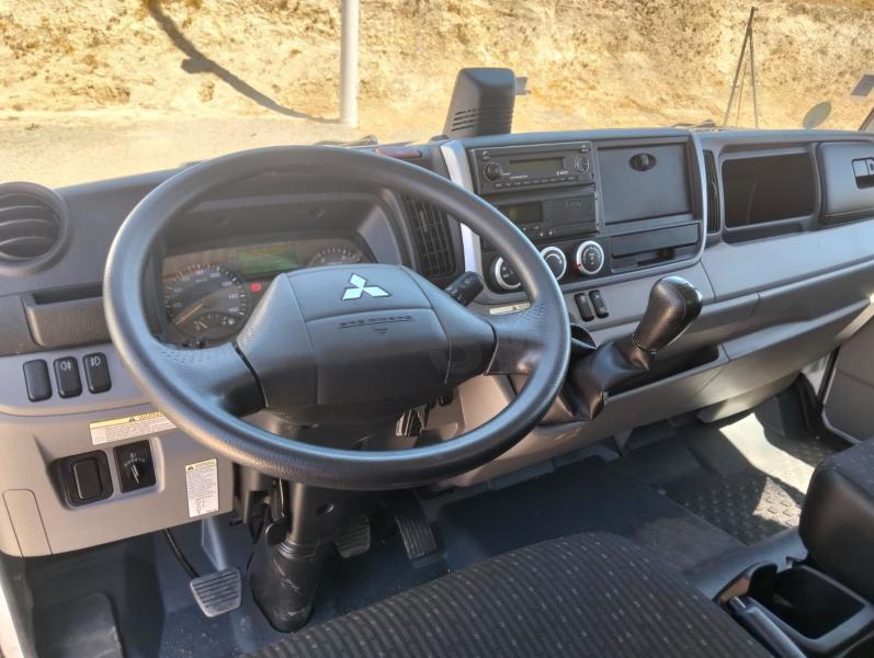 Camión Mitsubishi Fuso FE Series CANTER Caja abierta