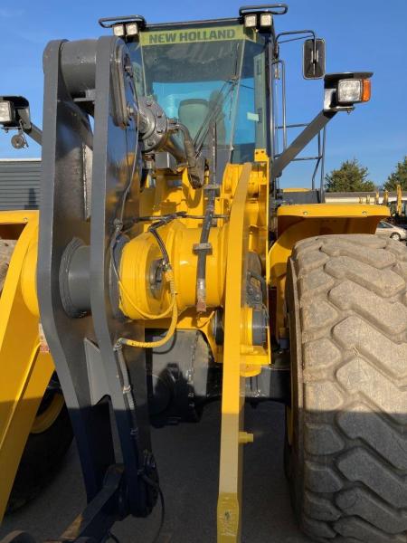 Chargeuse sur pneus New Holland W 270 C
