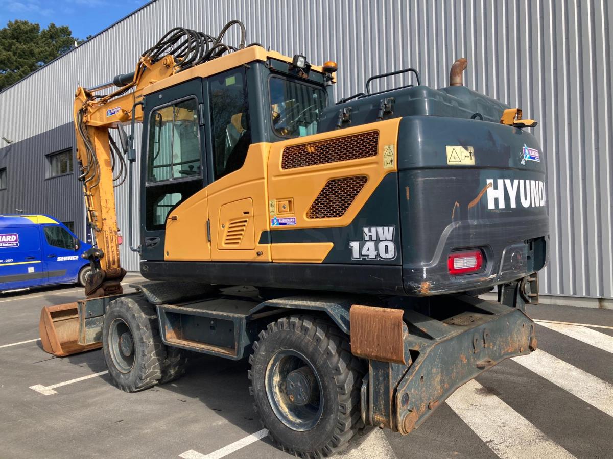 Pelle sur pneus Hyundai HW 140