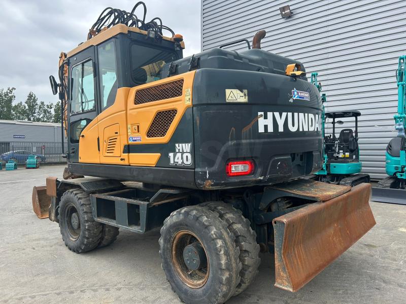 Pelle sur pneus Hyundai HW 140