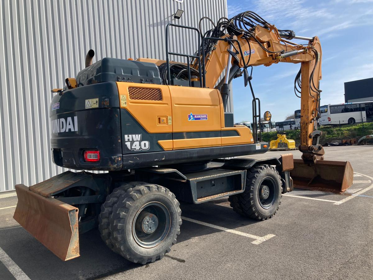 Pelle sur pneus Hyundai HW 140