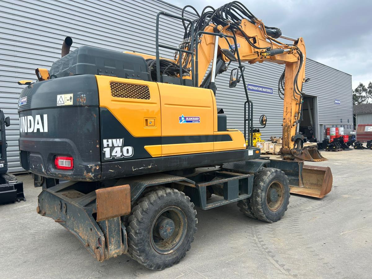 Pelle sur pneus Hyundai HW 140